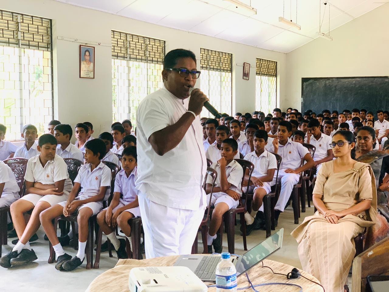 ආචාර්ය කර්නල් රත්නප්‍රිය බන්දු මහතා විසින්  සිදුකළ ආකල්ප සංවර්ධන වැඩසටහන